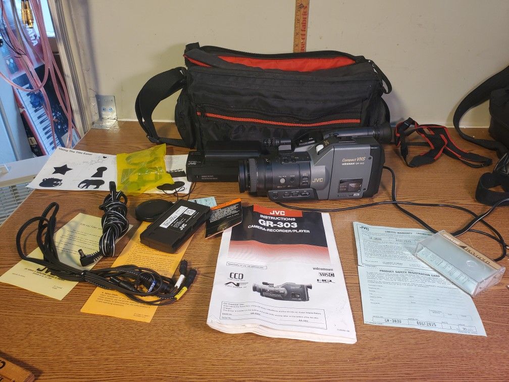 JVC GR-303 Videomovie kit in case. Tested.