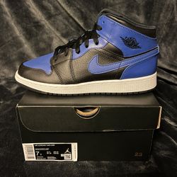 Jordan 1 Mid Hyper Royal size 7y 