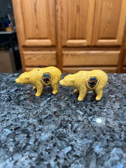 Vintage Ceramic Souvenir Bears Yellowstone National Park Pair of Salt and Pepper Shakers.  Size approximately 3 inches long and 1 1/2 inches tall.  Br