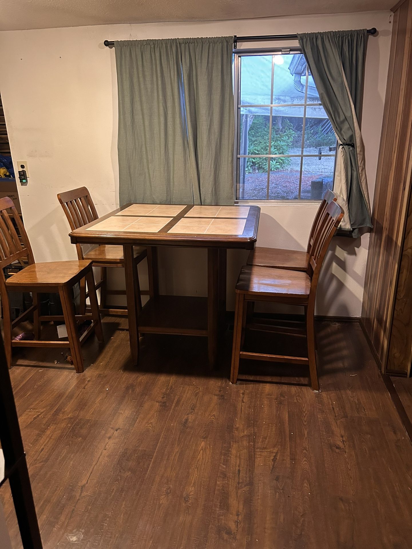 Dinning Room Table And 4 Chairs