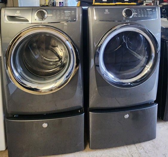 Like New Front Load Washer And Dryer Matching Set 