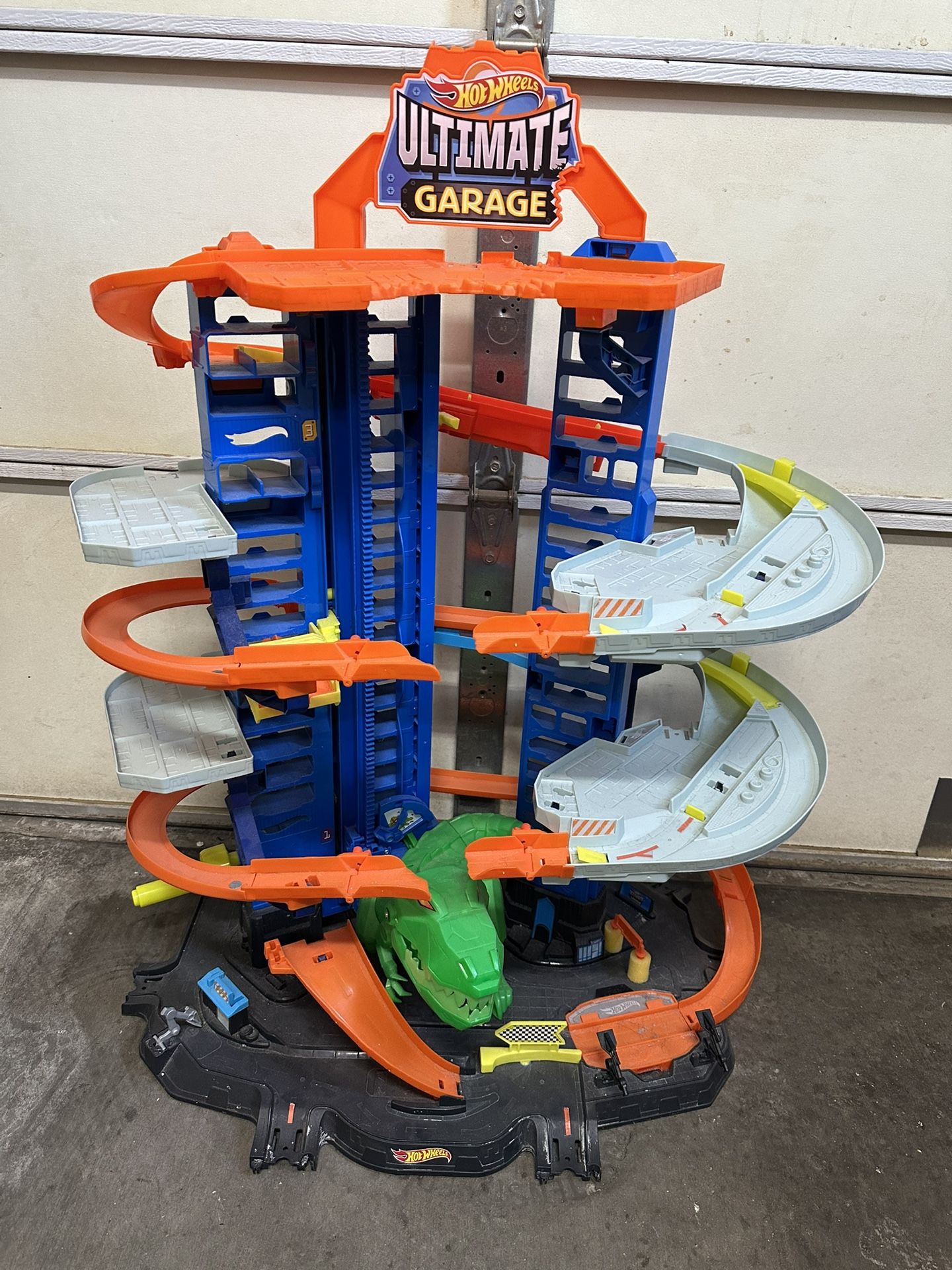 Big Hot Wheels Ultimate Garage T-Rex