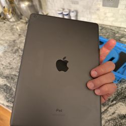 iPad 8th Gen 128gb (see description)