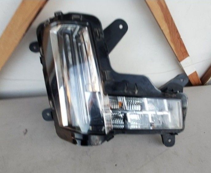 2015 - 2020 CADILLAC ESCALADE RIGHT
LED FOG / TURN SIGNAL PASSENGER SIDE
BALLAST GENUINE USED OEM. Xx3