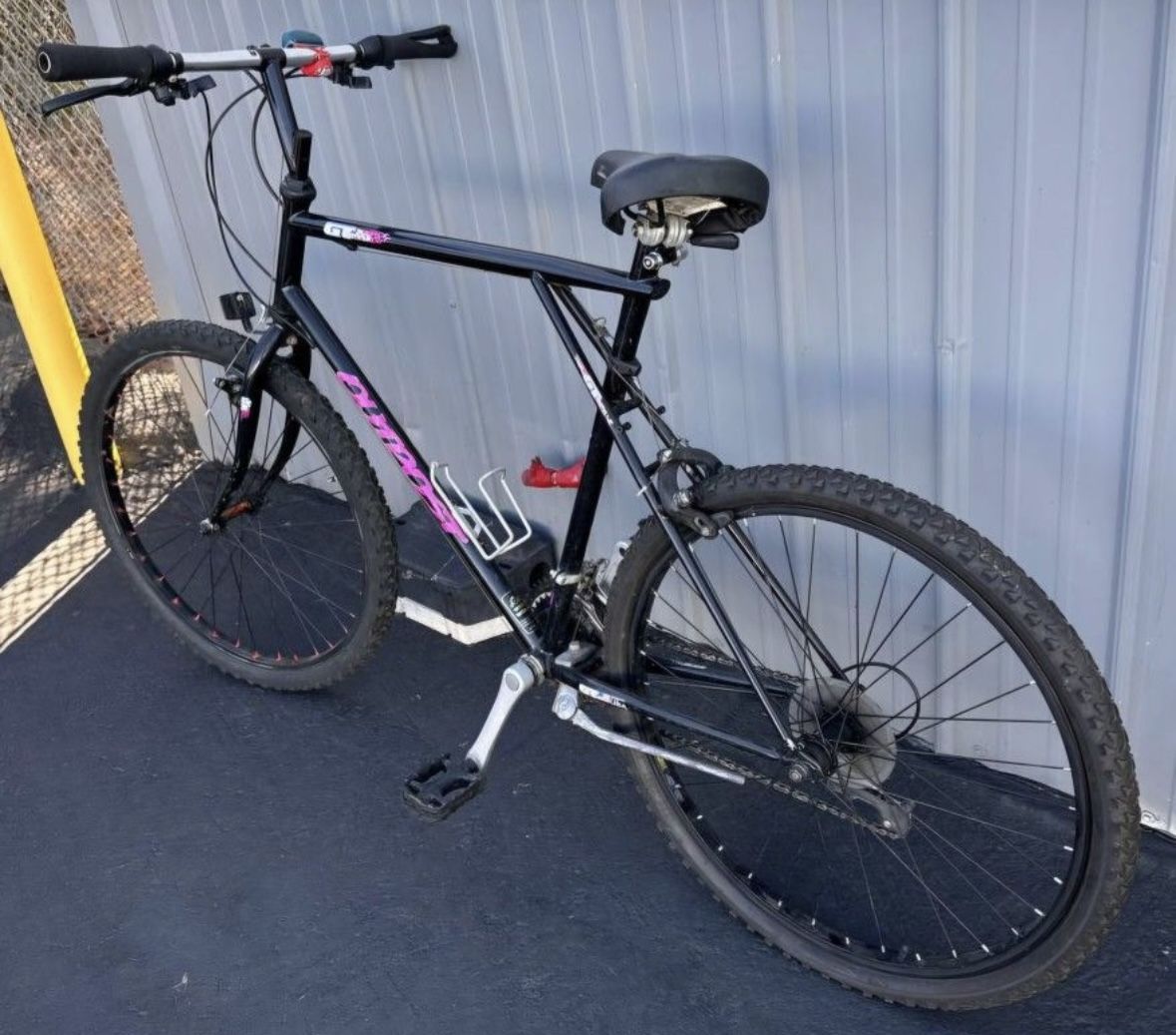 Vintage GT Outpost Mountain Bike 26" 18 Speed
