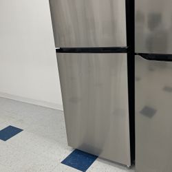 Midea Fingerprint Resistant 18.1-cu ft Top-Freezer Refrigerator ( Stainless Steel ) Garage Ready 