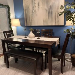 Beautiful Dining Set Good Condition!! Table With 4 Chairs And Bench! I Can Deliver 