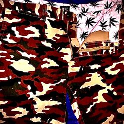 HUF Camo Shorts  Size 38 - Unique Weed Plant Print - New Condition 