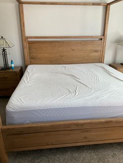 Gorgeous king bed !!