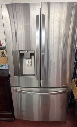 LG Stainless Steel French Door Refrigerator w/ Ice & Water Dispenser