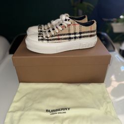 Women Burberry Shoes 