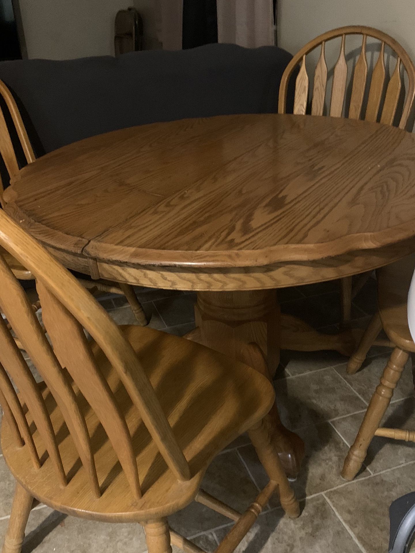 Table 4 Chairs But Has Leaf That Is Not Shown