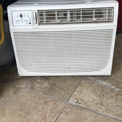 Midea A/C . 12.000 BTU  (240 VOLT)