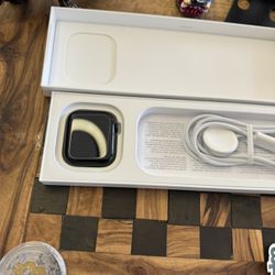 Apple Watch 9th Gen 45mm Black Bluetooth Like New