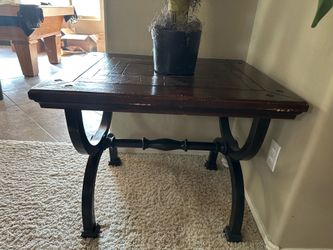 heavy and in great condition. Set of three living room tables. Very heavy and in great condition.