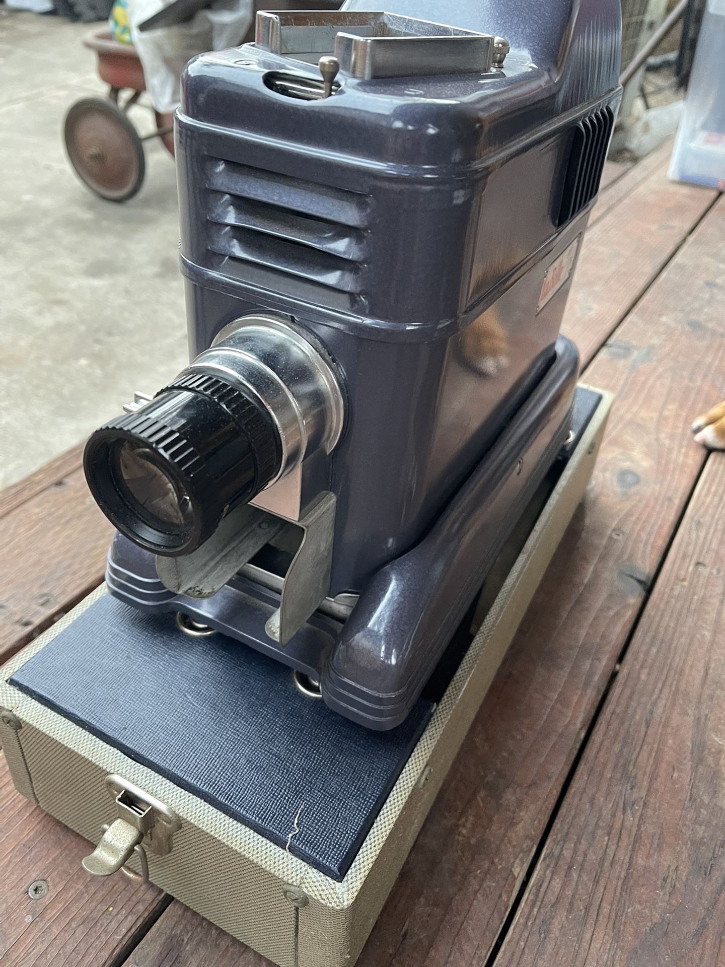La belle Model 75 Slide Projector
