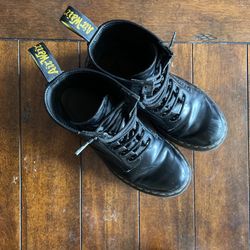 Dr. Martens 1460 WOMEN'S SMOOTH LEATHER LACE UP BOOTS Size 7