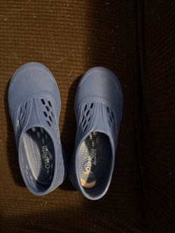 Kids clogs/ zapatos talla 11