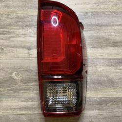 2018 - 2023 TOYOTA TACOMA REAR RIGHT SIDE TAILLIGHT LIGHT HALOGEN LAMP OEM