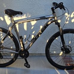The Trek Marlin 5 is a hardtail mountain bike designed for both trail riding and everyday commuting. 
It features a lightweight Alpha Aluminum frame, 