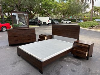 Beautiful Bedroom Set Queen Size Dark Brown Color In Excellent Condition by Coaster Furniture