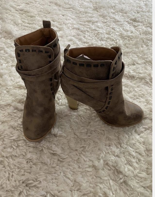 Venus Buckle Boots Size 8.5