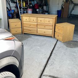 DRESSER WITH 2 NIGHTSTANDS 