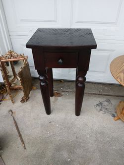 Solid Wood End Table In Dark Brown Walnut Finish 