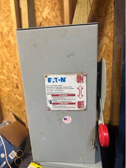 3 phase circuit breakers and disconnect /Breakers de 3 fases y disconnect
