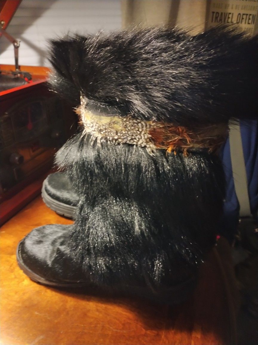 NEW, NEVER WORN, BEARPAW SHAGGY GOAT FUR FEATHERED BOOTS