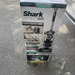BRAND NEW Shark DetectPro Lift-Away( retails for $284)