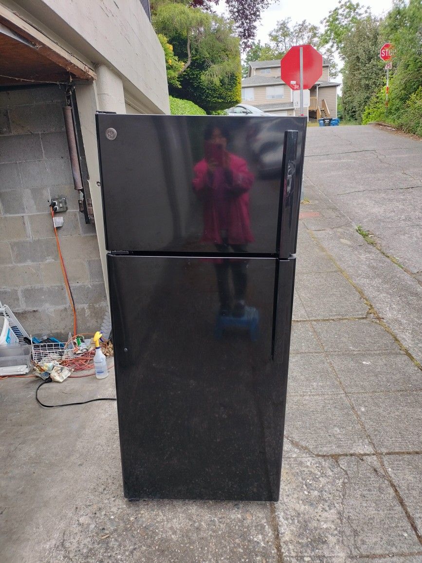 GE Black Refrigerator - Cam Deliver