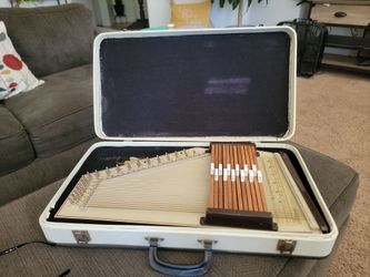 AUTOHARP 1964 VINTAGE W/CASE & MUSIC