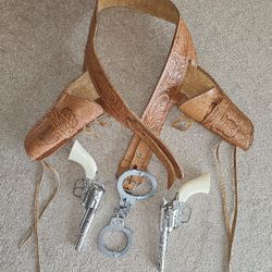 VINTAGE LEATHER WESTERN GUN BELT WITH DOUBLE HOLSTERS MADE IN MEXICO/TOY GUNS/HANDCUFFS