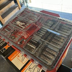 Milwaukee 3/8 in. and 1/4 in. Drive SAE/Metric Ratchet and Socket Mechanics Tool Set with PACKOUT Case (106-Piece)