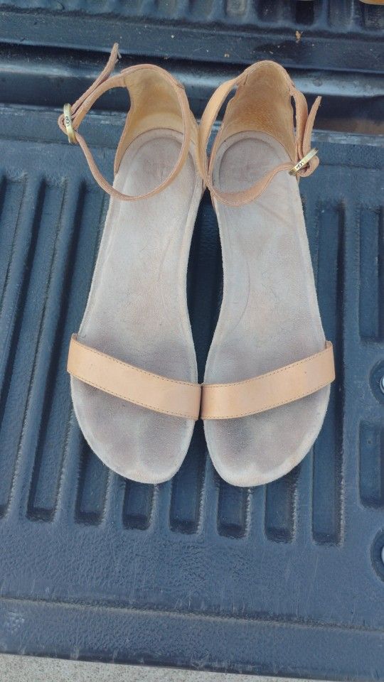 UGG Heel/Sandals Size 6.5