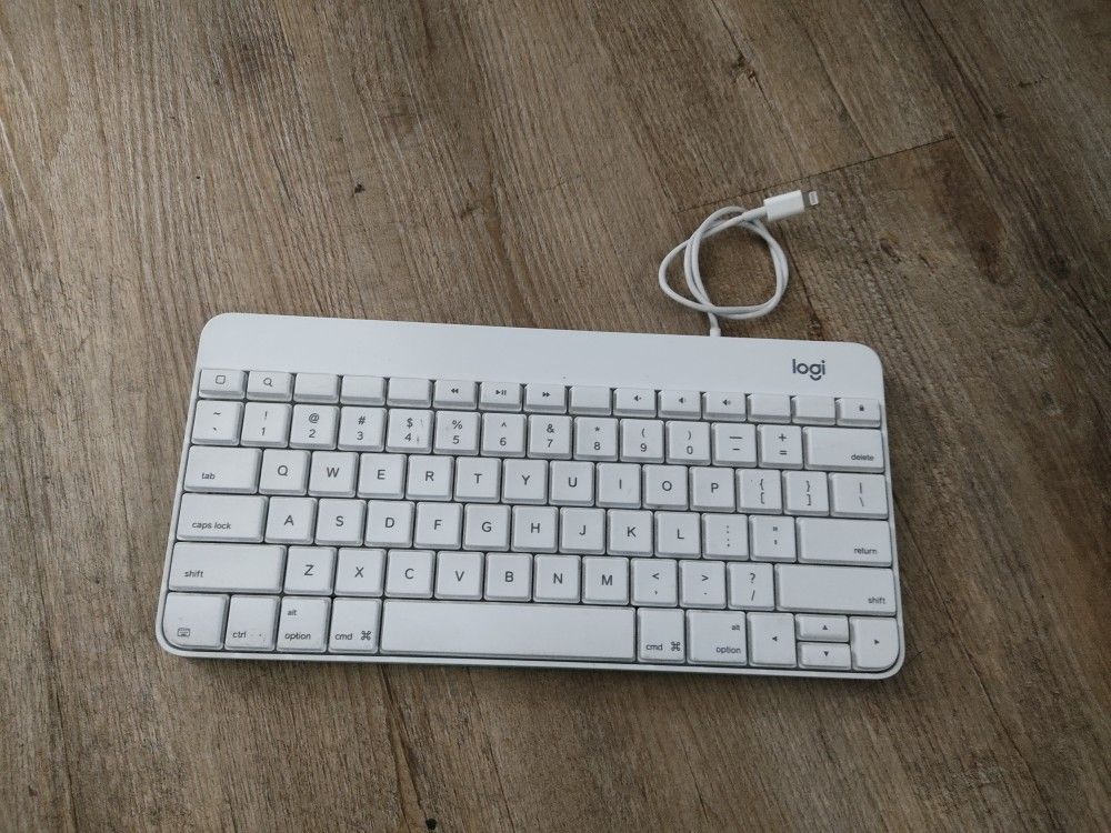 Logitech Wired Keyboard For iPad (Model: Y-B0006) For Sale 