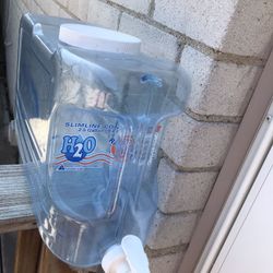 Water reserve container with pour spout