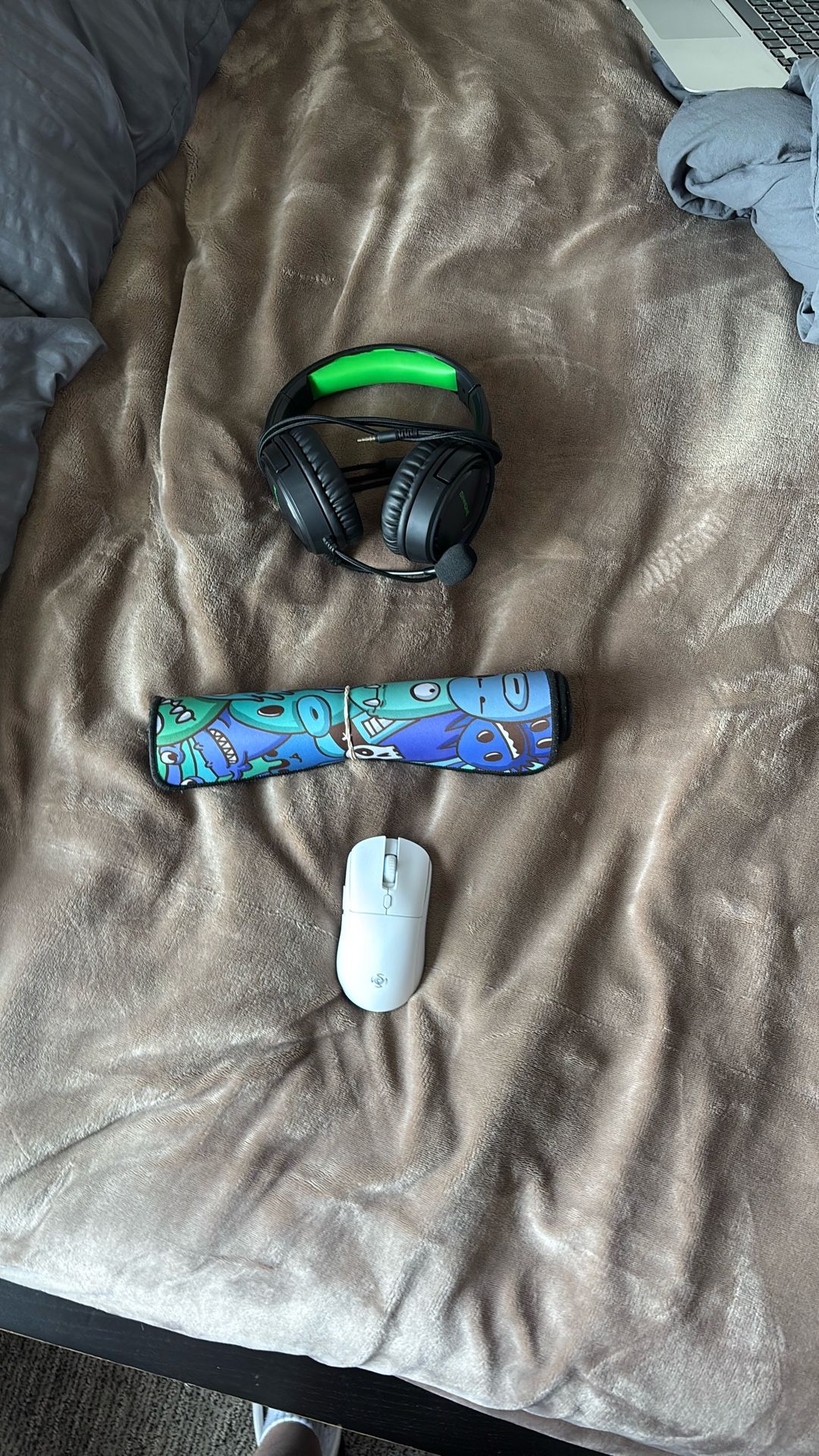 Loreran wireless gaming mouse, xl mouse pad, Binune wired gaming headphones bundle