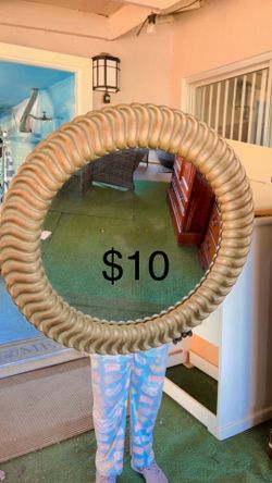 Round Wall Mirror with Ribbed Gold Frame