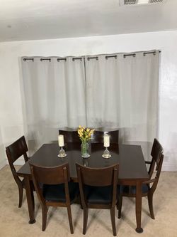 Extendable Dining Table with 8 Chairs!
