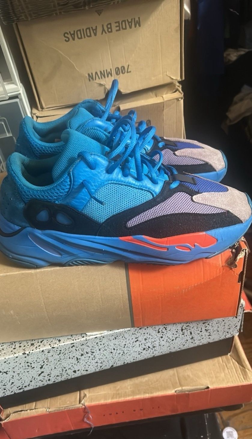 Yeezy 700 Hi-Res Blue / Size 11