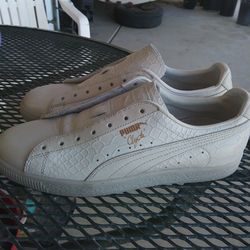 Men's Puma Clyde Special Edition low top shoes super clean!