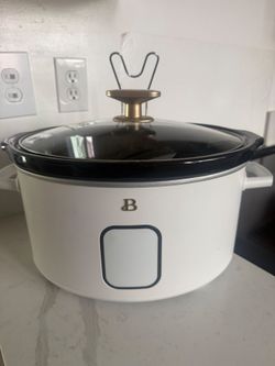 Beautiful 6 quart programmable slow cooker. White icing by Drew Barrymore.