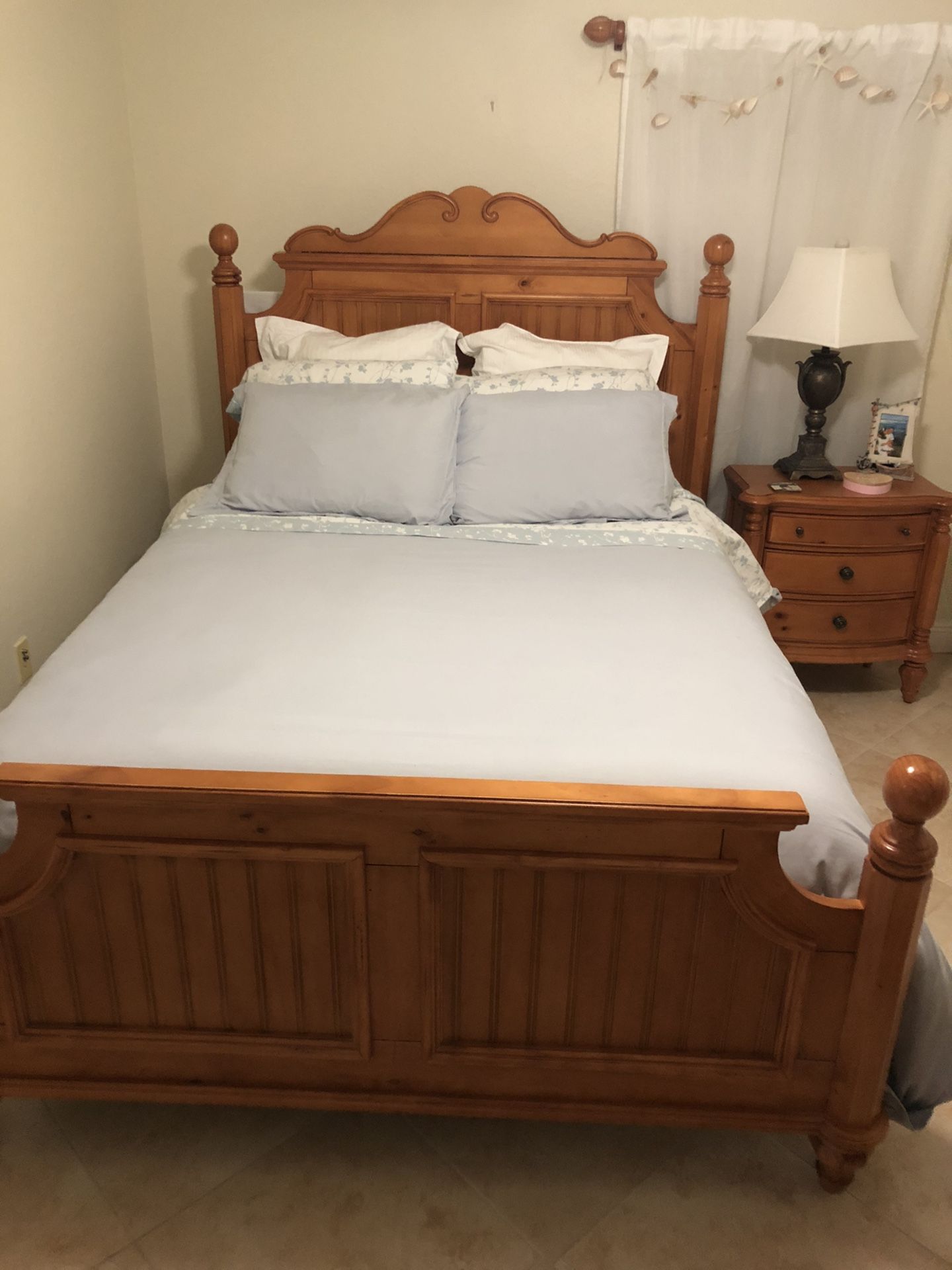 Queen bed,