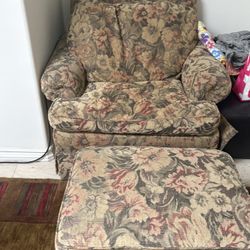 🪑 Pair of Oversized Floral Armchairs w/ Ottomans – $250 for Set (Orange County)