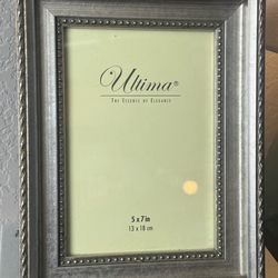 A Contemporary Ultima 5x7 Inch Silver-Toned Decorative Picture Frame