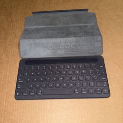 Apple Grey Smart Keyboard for 9.7 inch iPad Pro - A1772 - preowned