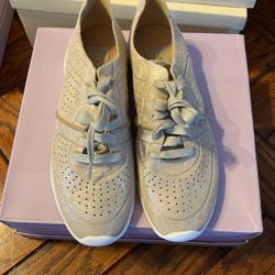 UGG Women Shoes Size 7 Brand New
