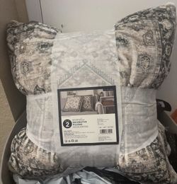 New set of 2 Wash Luxe Decorative pillows 22in x 22in w/ removable covers very soft